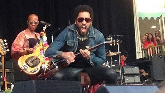 Lenny Kravitz lo enseña todo en un concierto en Suecia