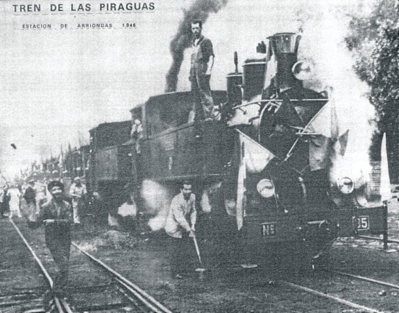 Una imagen de 1945, con el tren engalanado con banderas en la estación de Arriondas. 