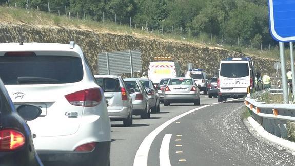 Efectivos de mantenimiento de carreteras y Guardia Civil, en el lugar del suceso.