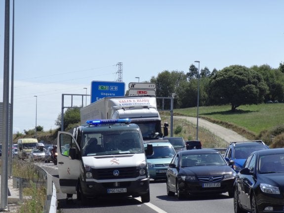 Un vehículo de atestados de la Guardia Civil en el lugar donde ayer se produjo el atropello mortal en la A-8 a su paso por Ribadedeva. 