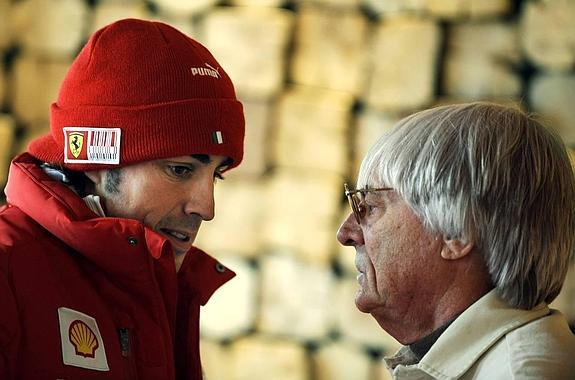 Ecclestone charlando con Alonso, cuando el asturiano era piloto de Ferrari, en 2010.