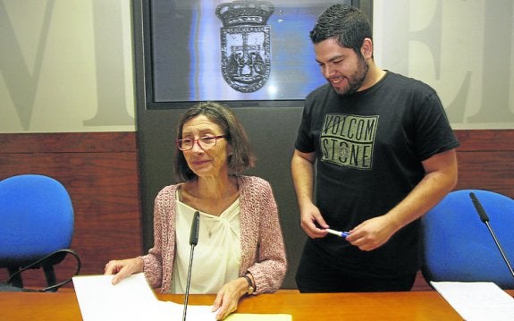 Los concejales Mercedes González y Rubén Rosón, ayer.  