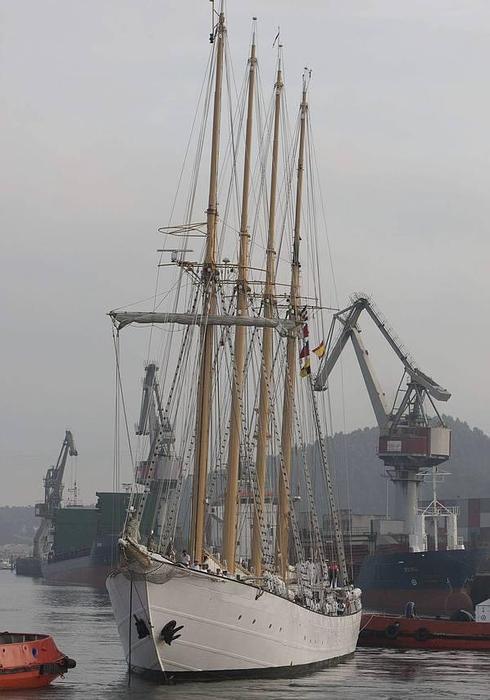 El buque escuela portugués 'Creoula', de la Universidad Itinerante de la Mar, amarra en el puerto de Avilés en 2013.