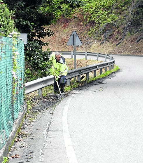 Limpieza de las cuentas de la carretera AS-337 en Turón. 