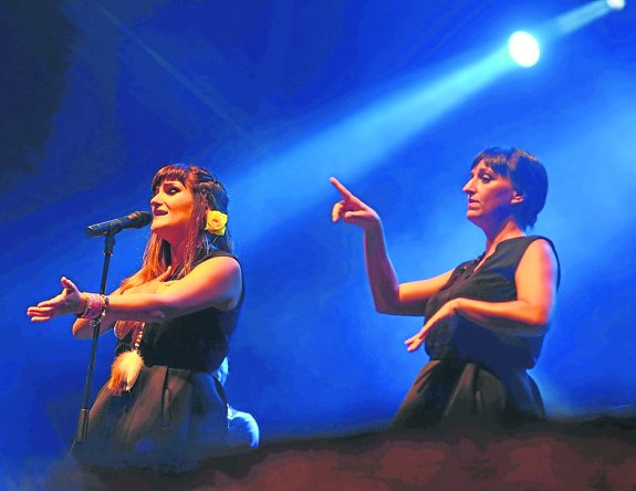 Rozalén y Beatriz Romero, signando el concierto en el lenguaje de sordos, el miércoles, en el escenario de Poniente.