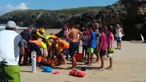 La joven, atendida en el arenal antes de ser trasladada al hospital. 