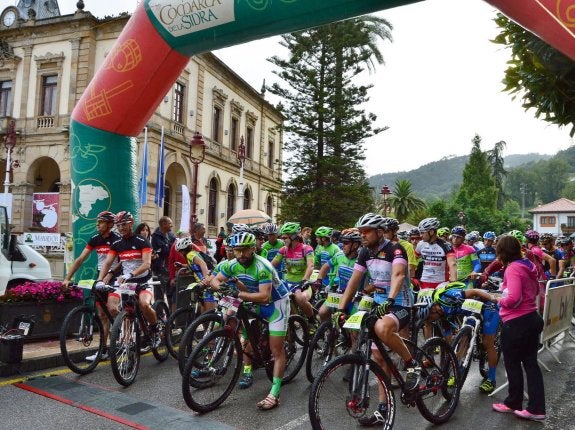 Los participantes de la Maratón, junto al Consistorio. :: V. A. NAREDO