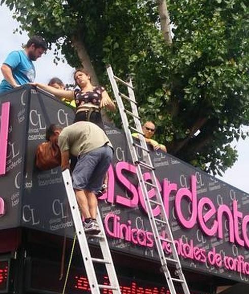 La Mary Poppins de la Feria de Muestras abandona su actuación por un golpe de calor