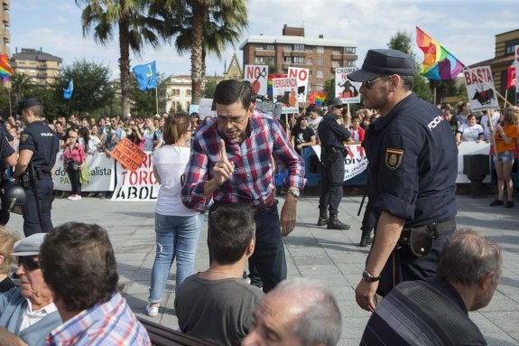 Increpación entre ambos bandos, con vigilancia policial, durante la protesta antitaurina de anteayer. 