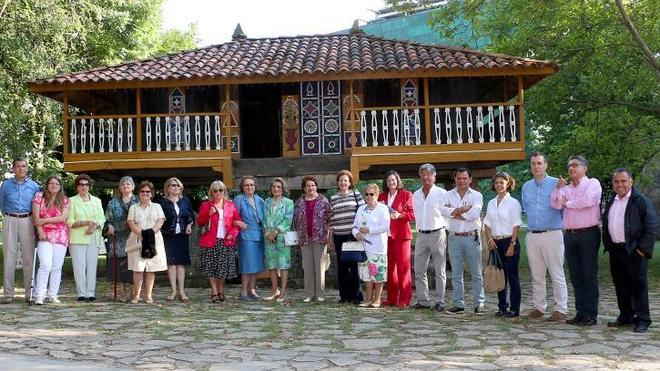 El grupo de mexicanos residentes en la región ayer, durante su visita al Muséu del Pueblu d'Asturies en compañía de la embajadora de México en España. 