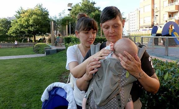 Cecilia Cerdeira y Olga Batalla, con su hijo Teo, ayer. 