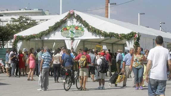 Carpa del Festival de la Sidra de 2013 situada en Poniente. 