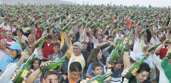 Los sucesivos intentos de batir el récord guinness de escanciado simultáneo de sidra en Poniente congrega a miles de personas. 