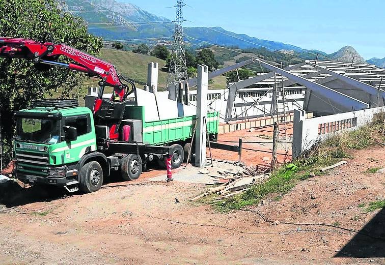 En la UCI un trabajador al que le cayó una losa de hormigón en la pierna