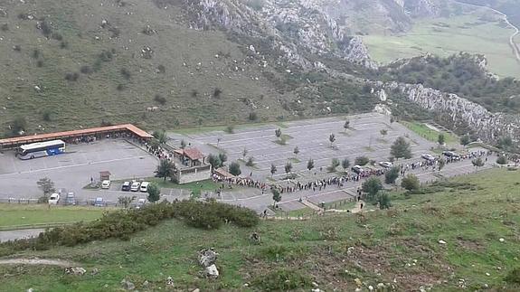 Imagen de la larga cola de visitantes que se formó en el aparcamiento de Buferrera el pasado martes, durante la aplicación del Plan de Transporte a los Lagos.