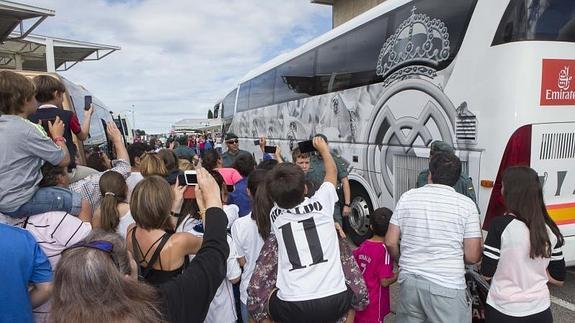 Multitudinario recibimiento al Real Madrid en el aeropuerto de Asturias, el pasado domingo, con motivo del partido ante el Sporting en El Molinón.