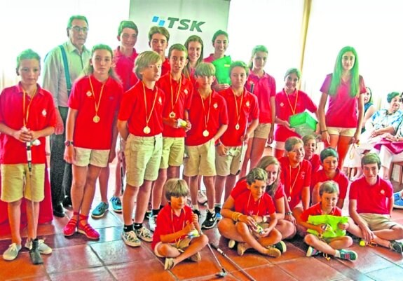 Sabino García Vallina, presidente de TSK, con el grupo de los participantes pertenecientes a la Escuela del Club de Castiello. 