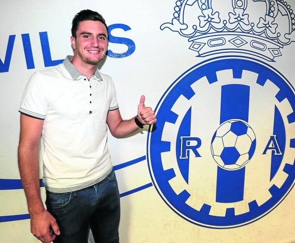 Jorge Sáez, en el Suárez Puerta, junto al escudo del Real Avilés de la pasada temporada.