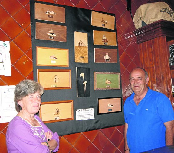 Lozano y Beneyto, ante sus obras en el Café de Vicente. 