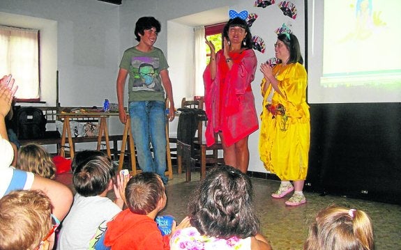 Esther Rubio y Lady Isabel, durante la presentación.