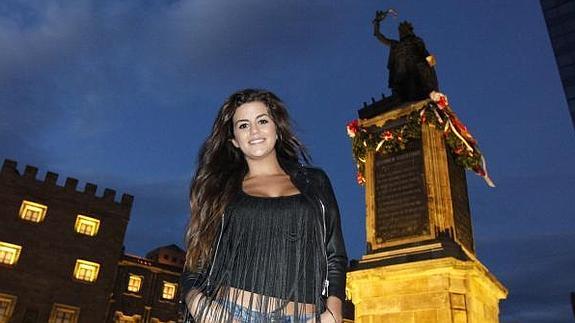 Lola Ortiz posaba ayer así junto a la estatua de Don Pelayo.