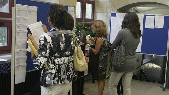 Padres comprobando las listas en los inicios del curso. 