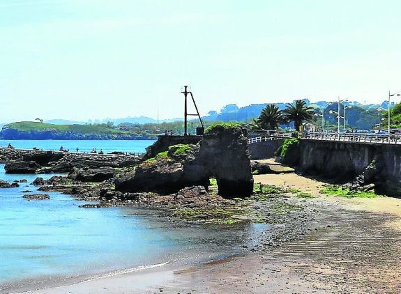 La Peña Furada y, detrás, el Faro de los Ángeles.
