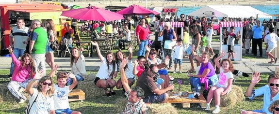 Decenas de personas no quisieron faltar al primer día del 'Fartukarte' en Ribadesella. 