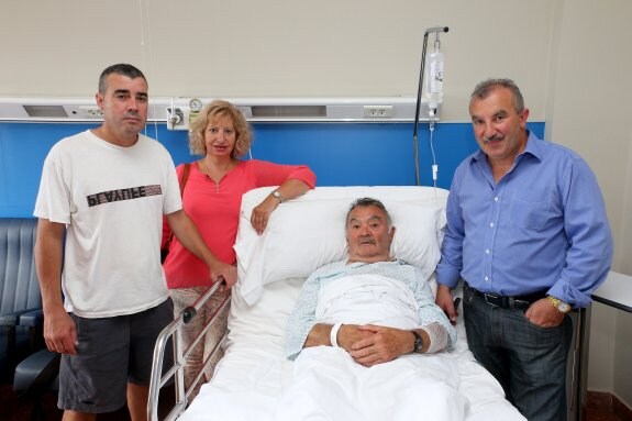 Saturnino Alonso, ayer, en el Hospital de Jove, rodeado de sus hijos Sergio Manuel y Saturnino y su nuera Elsa López. 
