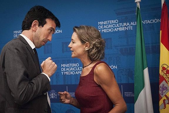 Isabel García Tejerina conversa con el ministro francés de Agricultura, Stéphane Le Fol. 