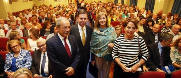 El alcalde y el presidente del Centro Asturiano con María Teresa Álvarez y la encargada de su glosa, María Eugenia Yagüe. 