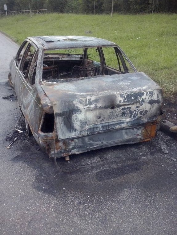 Estado en el que quedó el vehículo quemado en Colloto. 