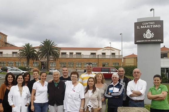 De izquierda a derecha, Lorena Fuentes, Belén Basterrechea,  Rebeca Blanco, Ángela Roces, Beatriz Baragaño,  hemano Antonio Blanco, Víctor Vázquez, Nieves Martínez, Leandro Rodeos, María Jesús Rodríguez, Alba Vázquez, hermano Luis Arce, Gildo Sobrino, Pío Victorero  y Alicia Álvarez, personal del Sanatorio Marítimo posan frente al Marítimo tras saberse ganadores del premio. 