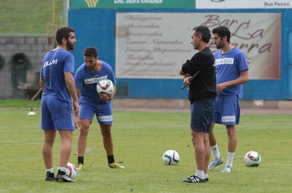 Pablo Lago conversa con Marcos Torres durante un entrenamiento en el Suárez Puerta, con Jorge Fidalgo y Nacho Méndez cerca.