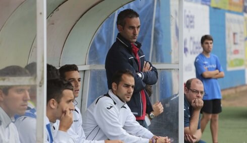 Pablo Lago y Michi, en el banquillo del Suárez Puerta en el partido frente al Mosconia.