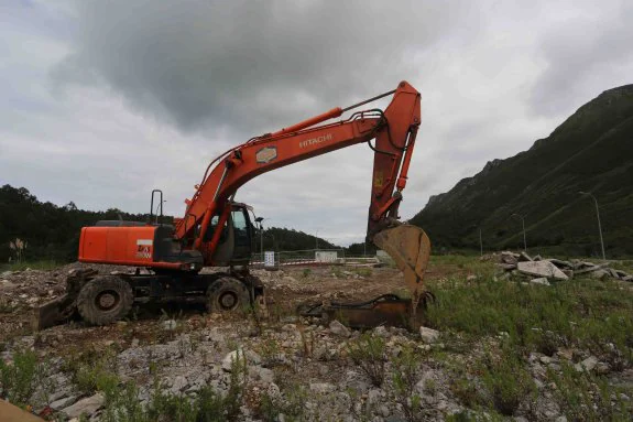 Una excavadora trabajando ayer en la construcción de las naves. 