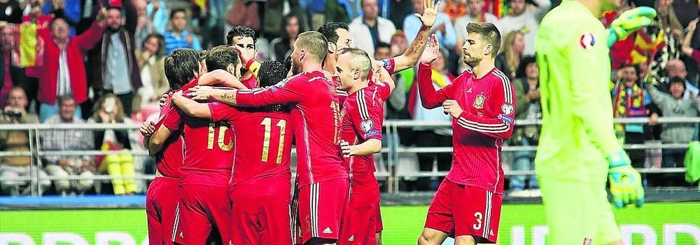 Los futbolistas de la selección española, ayer sobre el césped del Tartiere, celebran uno de los goles de la                                victoria frente a Eslovaquia. 