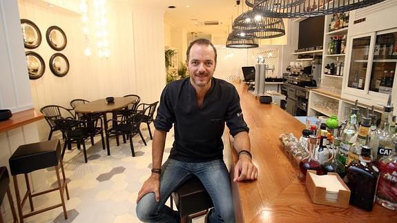 Pedro Martino junto a la nueva barra de Naguar.