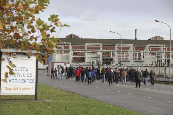 Trabajadores concentrados delante de la planta avilesina de Alcoa el año pasado. 