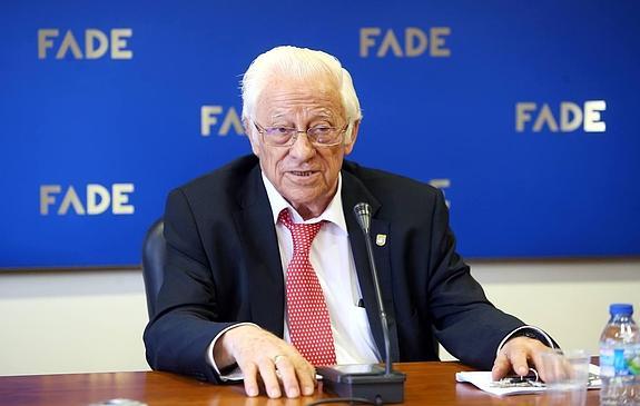 El Padre Ángel durante su rueda de prensa en la sede de la FADE. 