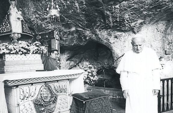 En Covadonga, con el papa Juan Pablo II, en agosto de 1989. :: CITOULA