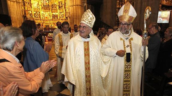 Gabino Díaz Merchán sale de la catedral de Oviedo del brazo de Sanz Montes. 