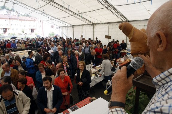  La puya del ramu. El público siguió muy interesado la puya del ramu que, un año más, realizó el popular Mino Fernández, Mino 'el de la La Figar', que logró vender todos los panes donados al santo.