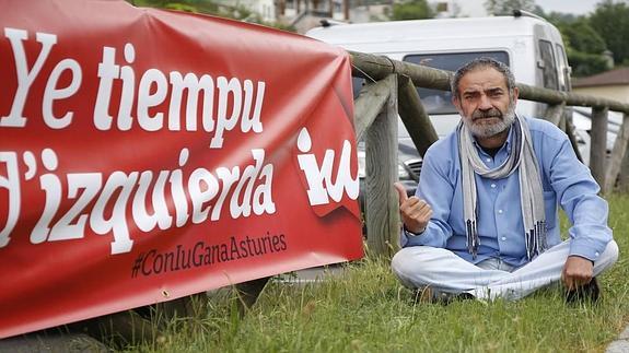 Chus Pedro, junto a un cartel electoral de IU.