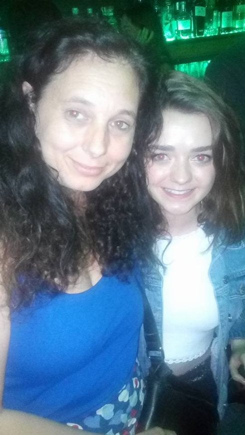 La riosellana Maite Capín González con la actriz Maisie Williams, que interpreta a Arya Stark en la serie. 