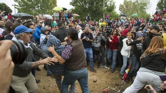 Protesta de los animalistas en defensa de 'Rompesuelas', el toro que murió alanceado hoy en Tordesillas.