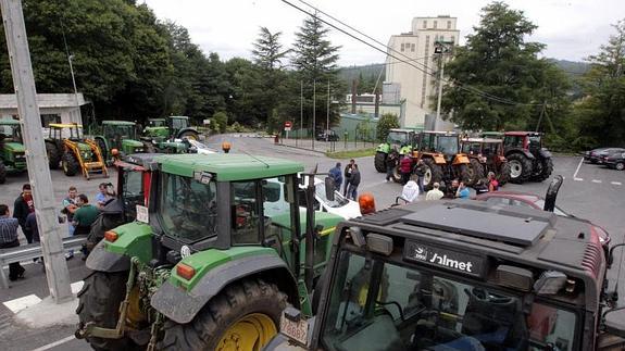 Protesta de los ganaderos gallegos la semana pasada en la planta principal de Feiraco en el municipio coruñés de Negreira.