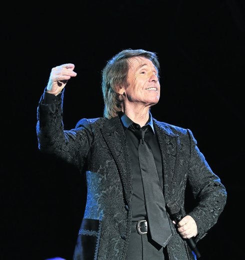 El artista, vestido de negro, actuó ayer en el recinto de La Ería. 