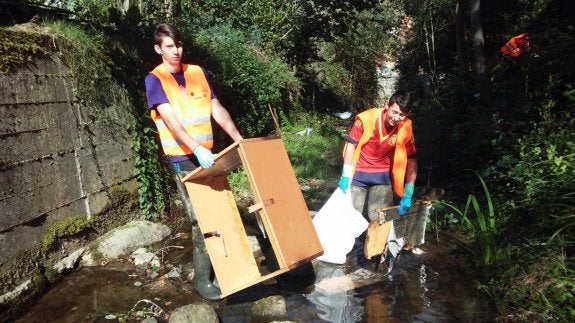 Retirados 6.000 kilos de basura en el Riosa