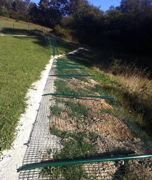 El cierre perimetral de la finca, destrozado.